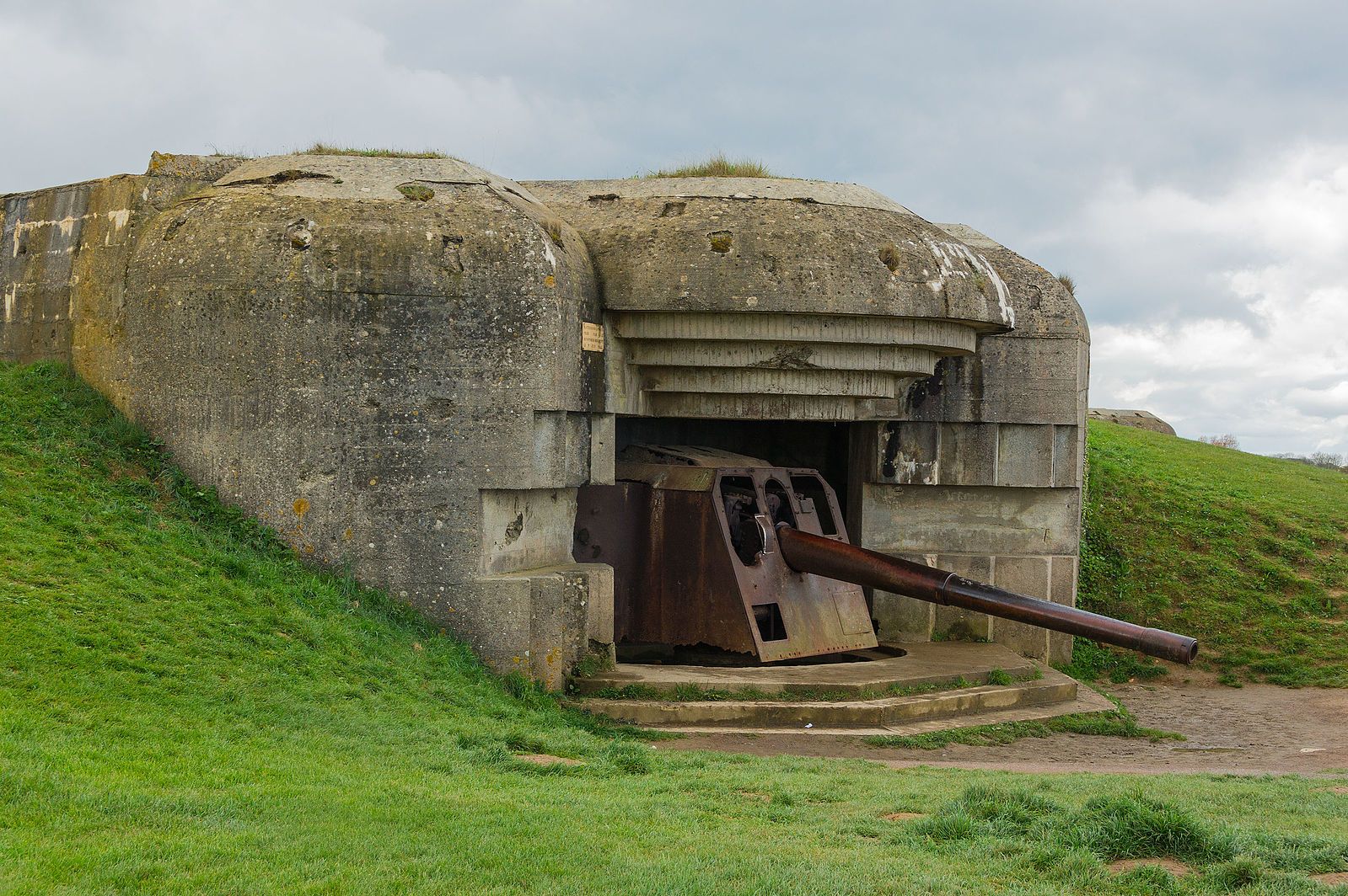1599px-Batterie_Longues-sur-Mer_bunker_gun_2.jpg