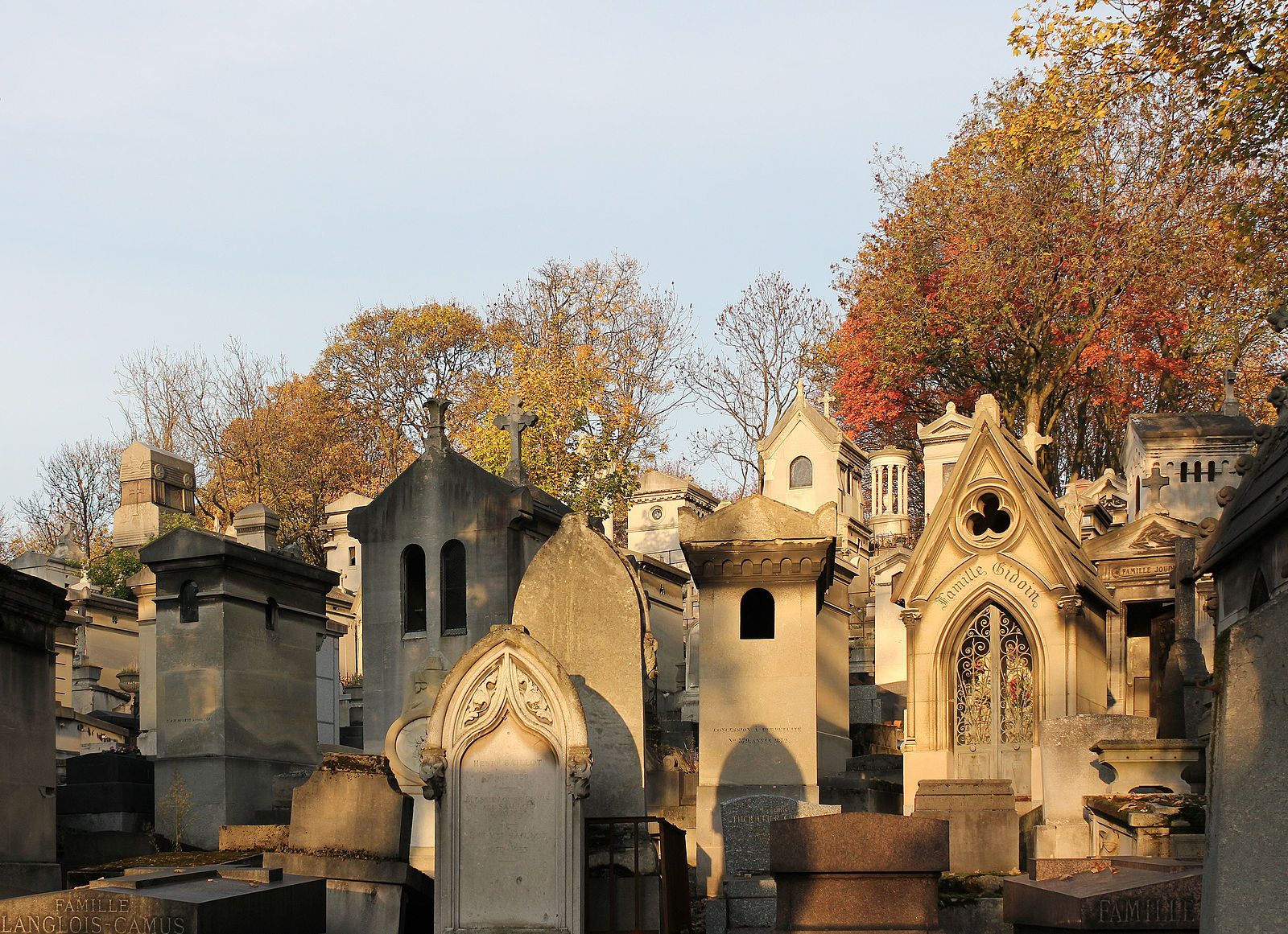1600px-Cemetery_Père-Lachaise_in_autumn_01.jpg