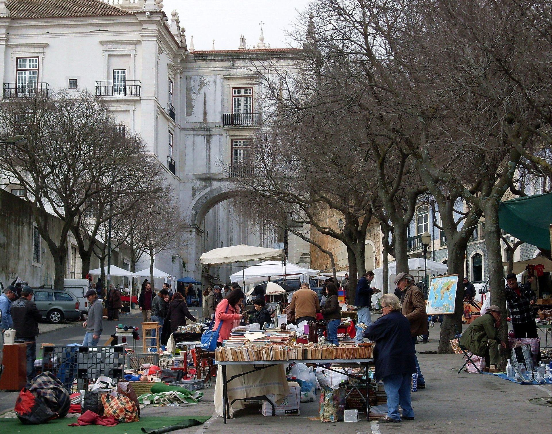 1920px-Feira_da_Ladra_(1).jpeg