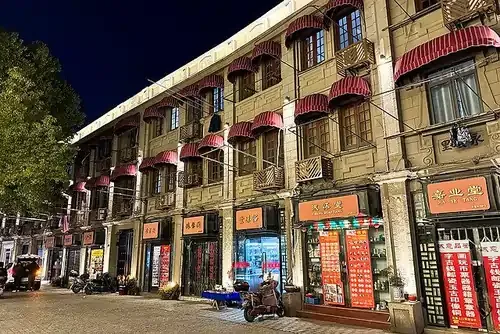 20240107_Night_view_of_Yong'an_Li,_Duolun_Road.jpg
