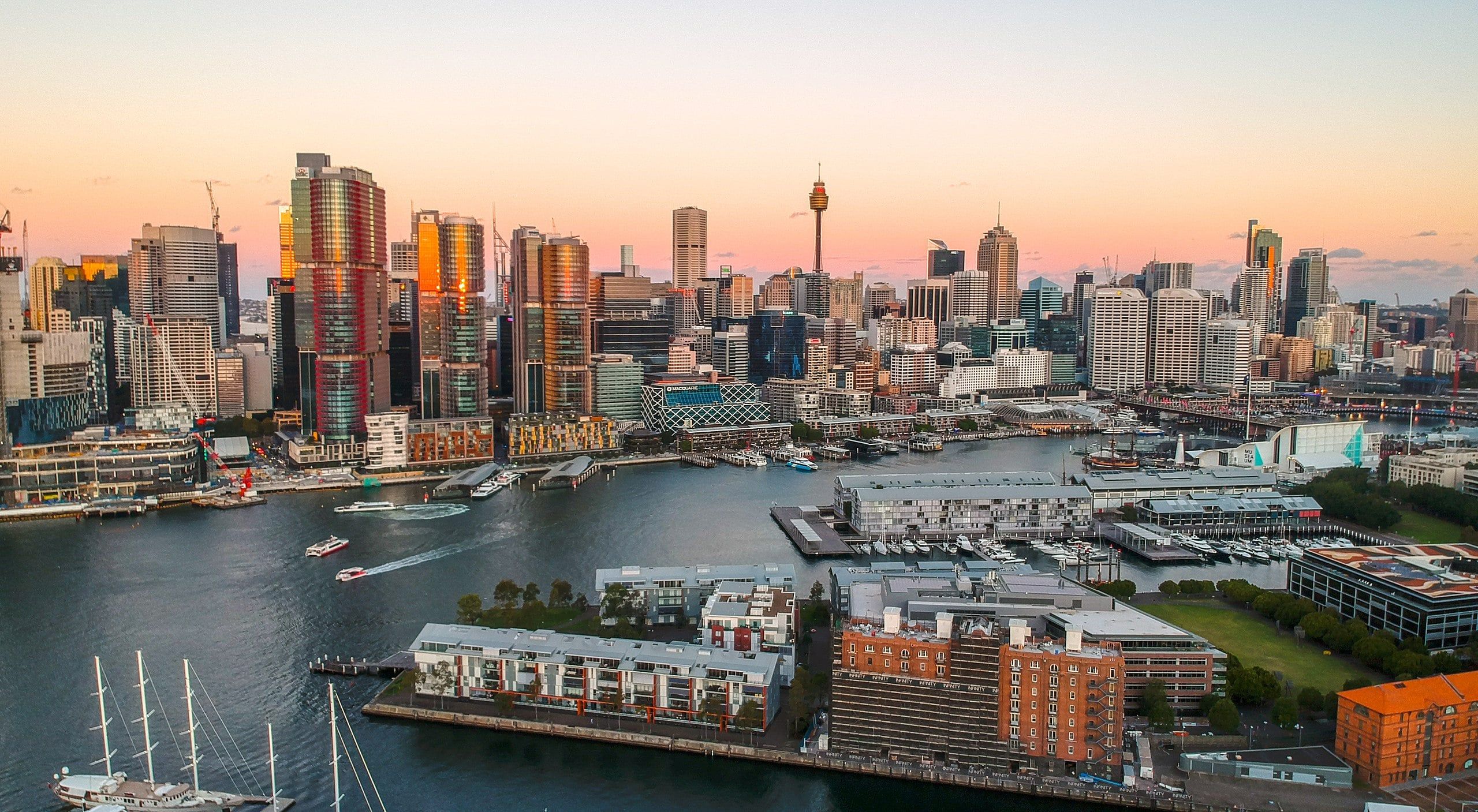 2560px-2019-04-10_Sydney_CBD_view_from_Pyrmont_at_sunset-min.jpg