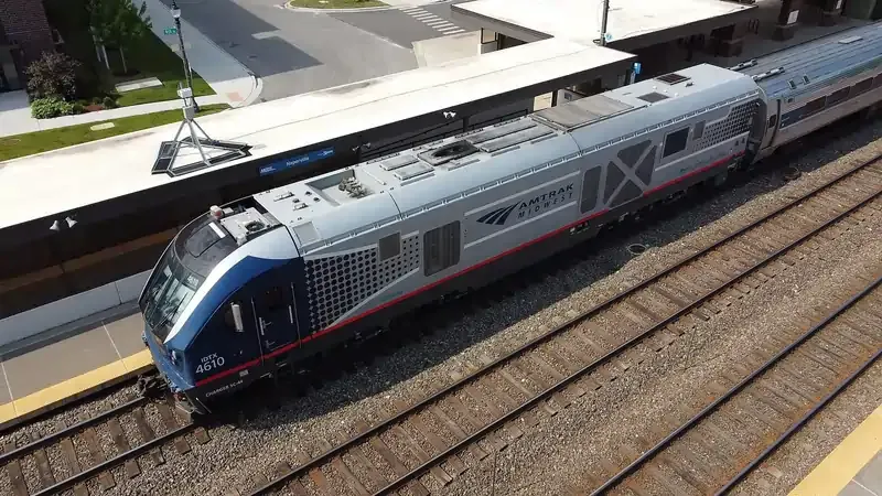 Amtrak train at station platform with modern locomotive design — guide to onboard amenities and availability of free Wi-Fi on Amtrak