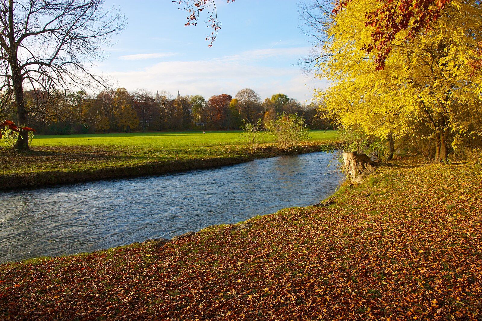 Fall_foliage,_English_Garden,_Munich.jpg