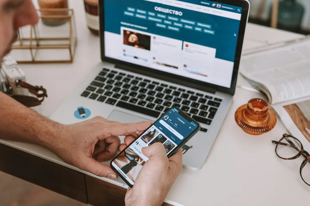 Using phone and laptop to illustrate data usage when abroad 
