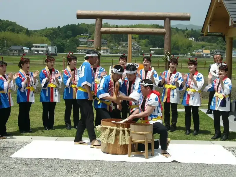 Source: https://asahiimports.com/2014/01/04/mochitsuki-a-japanese-new-years-tradition/