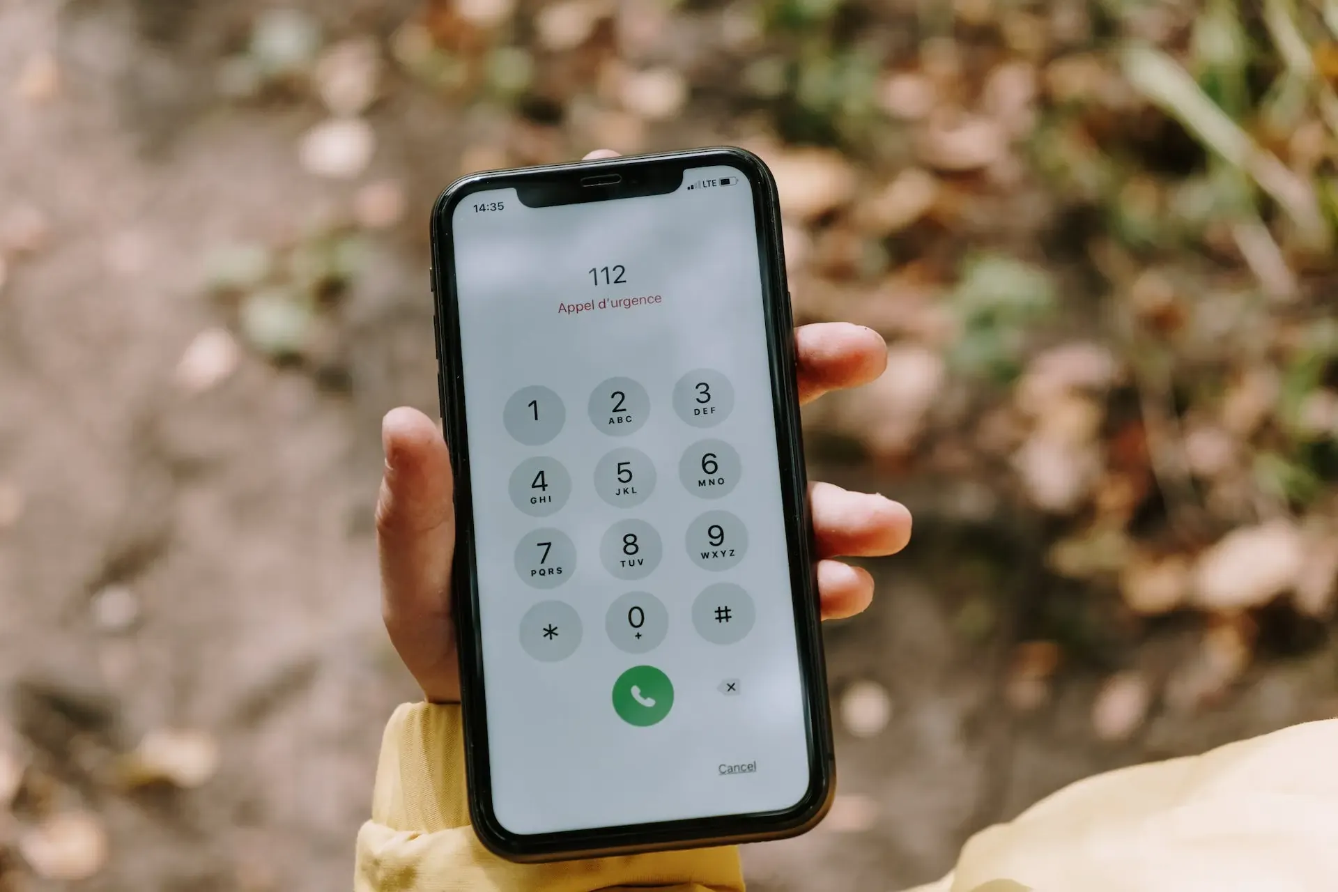 Close-up of a smartphone screen showing an emergency dial pad (112).