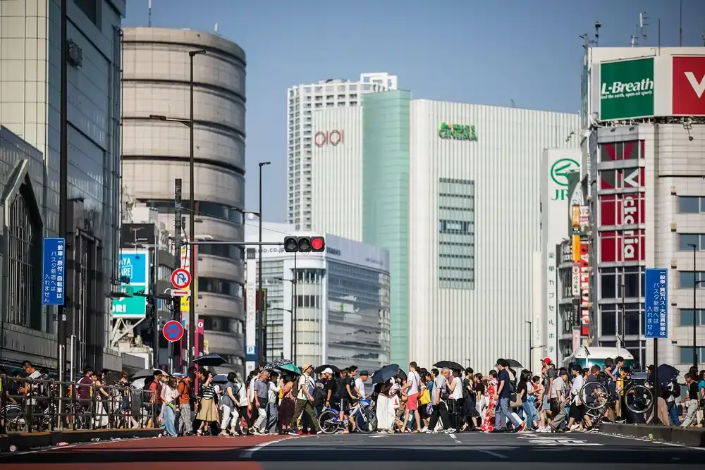 Crowds crossing a busy street at Shinjuku, Tokyo