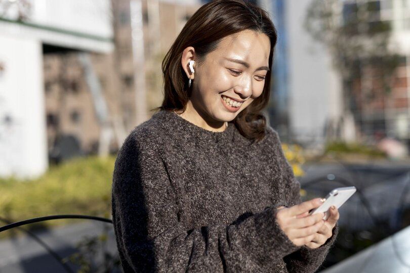 Tourist using a cheap phone with eSIM capabilities for her trip